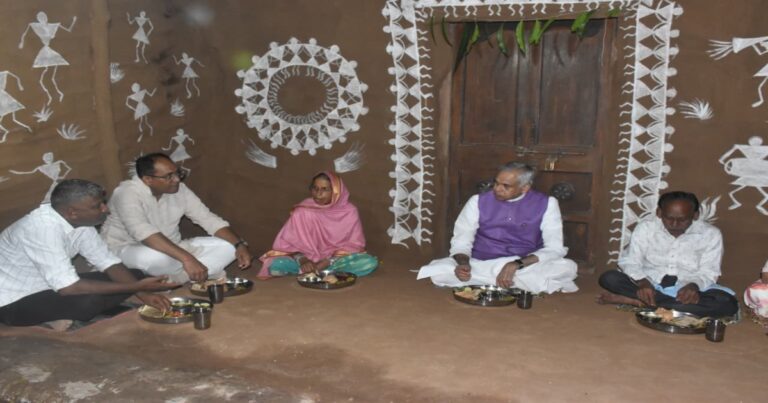 રાજયપાલ અને તાપી SPએ માણેકપુરમાં આદિવાસી ભોજનનો સ્વાદ માણ્યો
