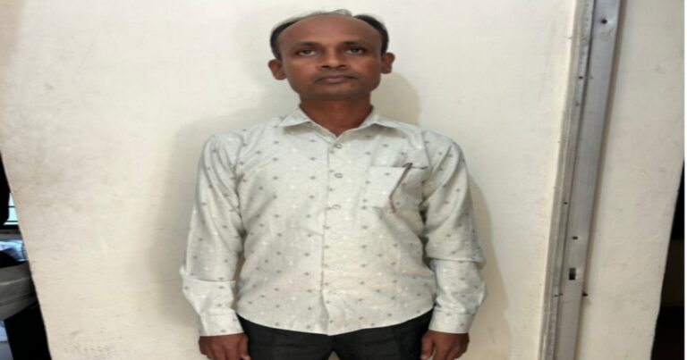 બાતમીના આધારે છેતરપિંડીના ગુનામાં ફરાર આરોપીને LCBએ ઝડપી લીધો