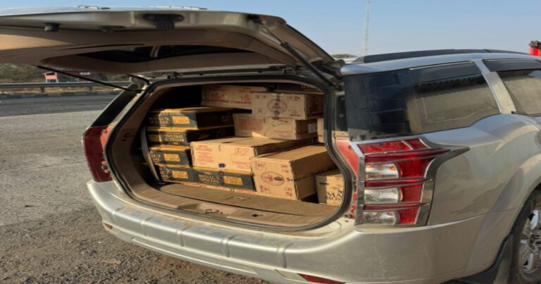 એક્સયુવી ગાડીમાં દારૂ હેરાફેરીનો પર્દાફાશ કરતી તાપી LCBની ટીમ